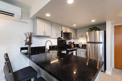 Condo in Honolulu · ★4.9 · 1 bedroom · 2 beds · 1 private bath - Photo 5