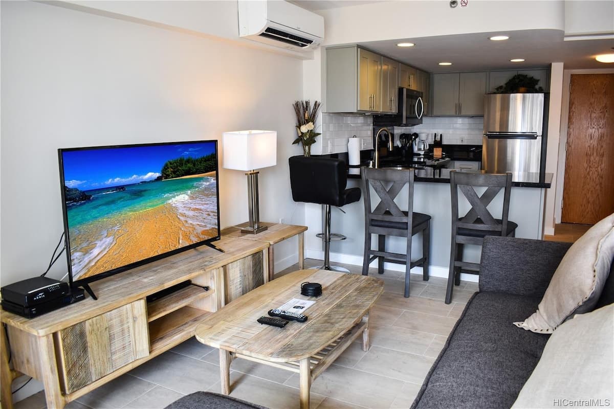 Condo in Honolulu · ★4.9 · 1 bedroom · 2 beds · 1 private bath - Photo 1