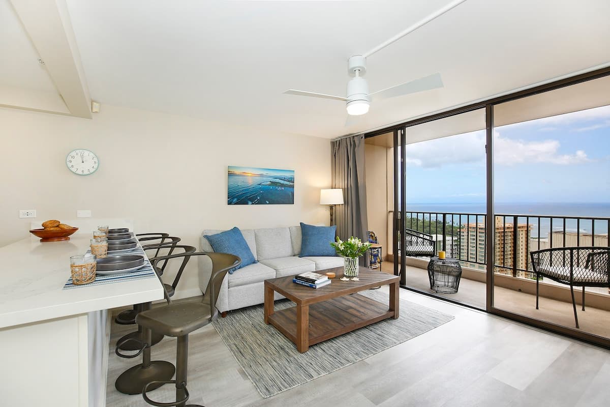 Condo in Honolulu · ★4.83 · 1 bedroom · 2 beds · 1 private bath - Photo 4