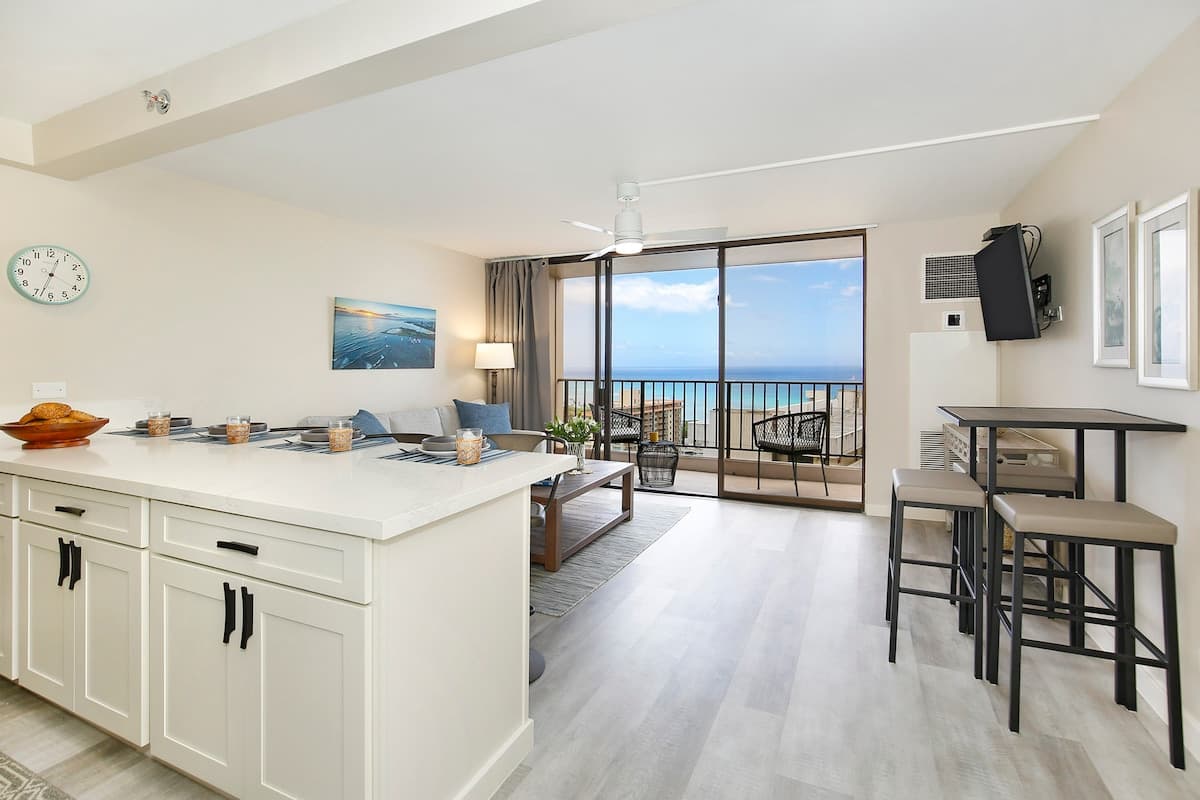 Condo in Honolulu · ★4.83 · 1 bedroom · 2 beds · 1 private bath - Photo 2