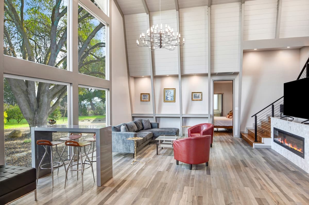 Modern Farmhouse Estate with Vineyard & Pool - Photo 2