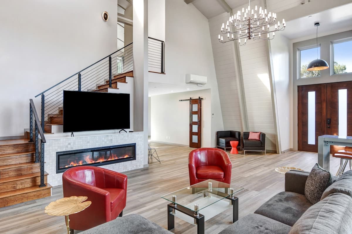 Modern Farmhouse Estate with Vineyard & Pool - Photo 3