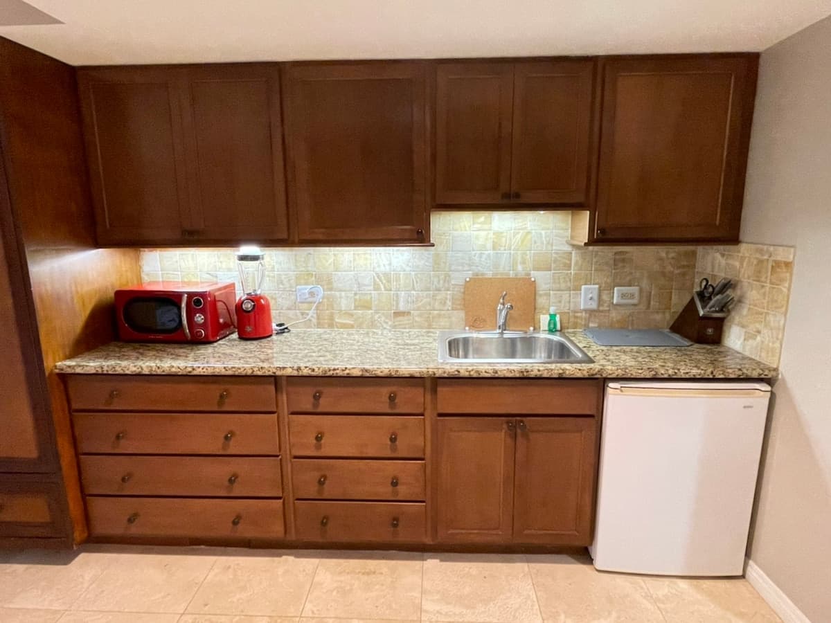 Condo in Honolulu · ★4.7 · Studio · 2 beds · 1 private bath - Photo 2