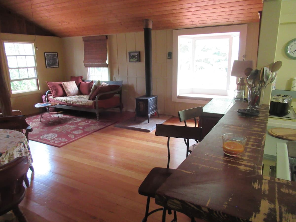 Vintage Farmhouse and Botanical Garden - Photo 2