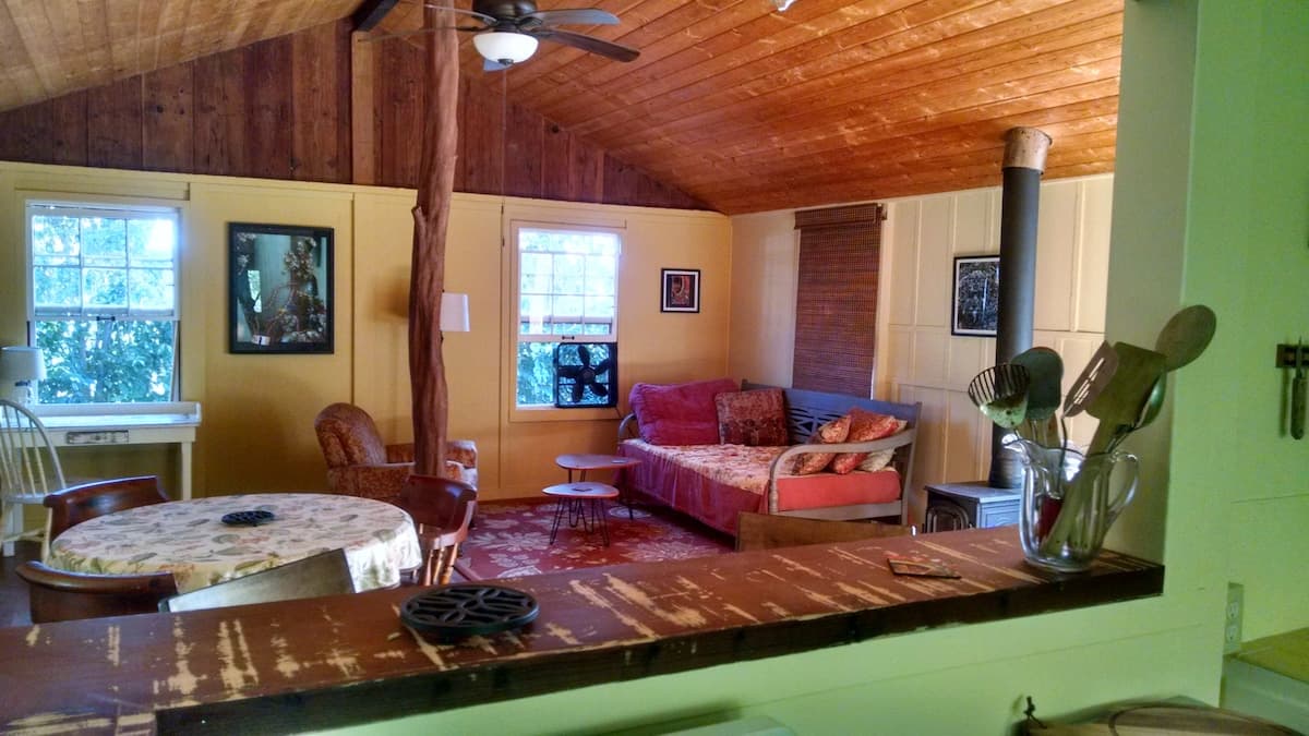 Vintage Farmhouse and Botanical Garden - Photo 4