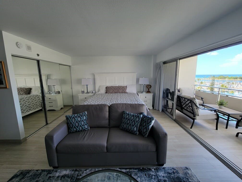 Condo in Honolulu · ★4.96 · 1 bedroom · 2 beds · 1 private bath - Photo 1