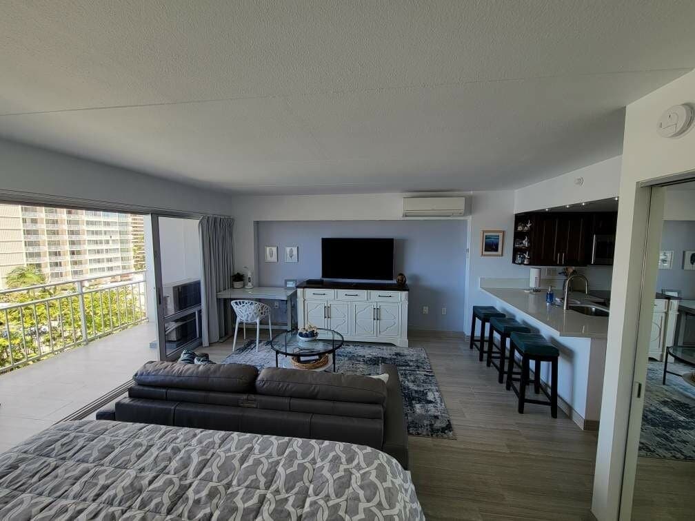 Condo in Honolulu · ★4.96 · 1 bedroom · 2 beds · 1 private bath - Photo 5