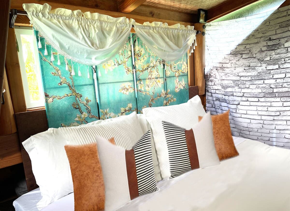 Cabin in Keaau · ★4.92 · 3 bedrooms · 4 beds · 1.5 private baths - Photo 4