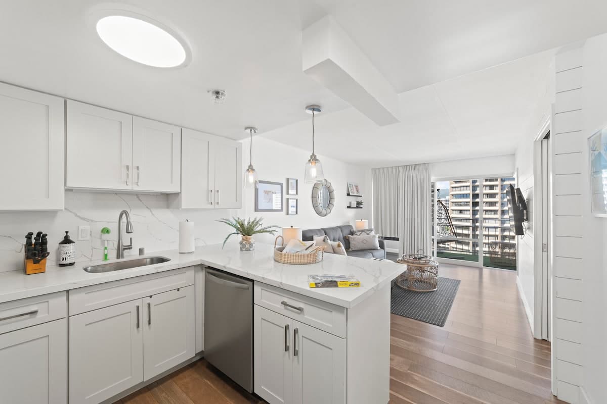 Condo in Honolulu · ★4.9 · 1 bedroom · 2 beds · 1 private bath - Photo 3