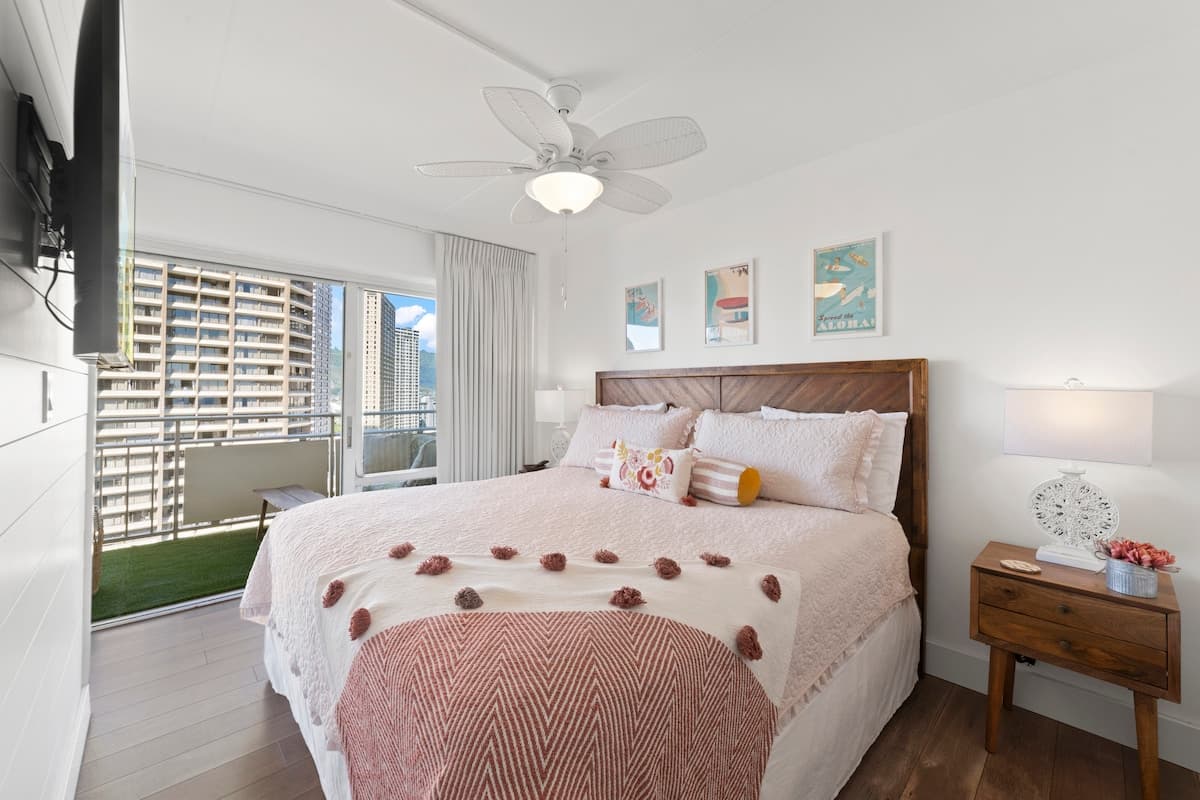 Condo in Honolulu · ★4.9 · 1 bedroom · 2 beds · 1 private bath - Photo 5