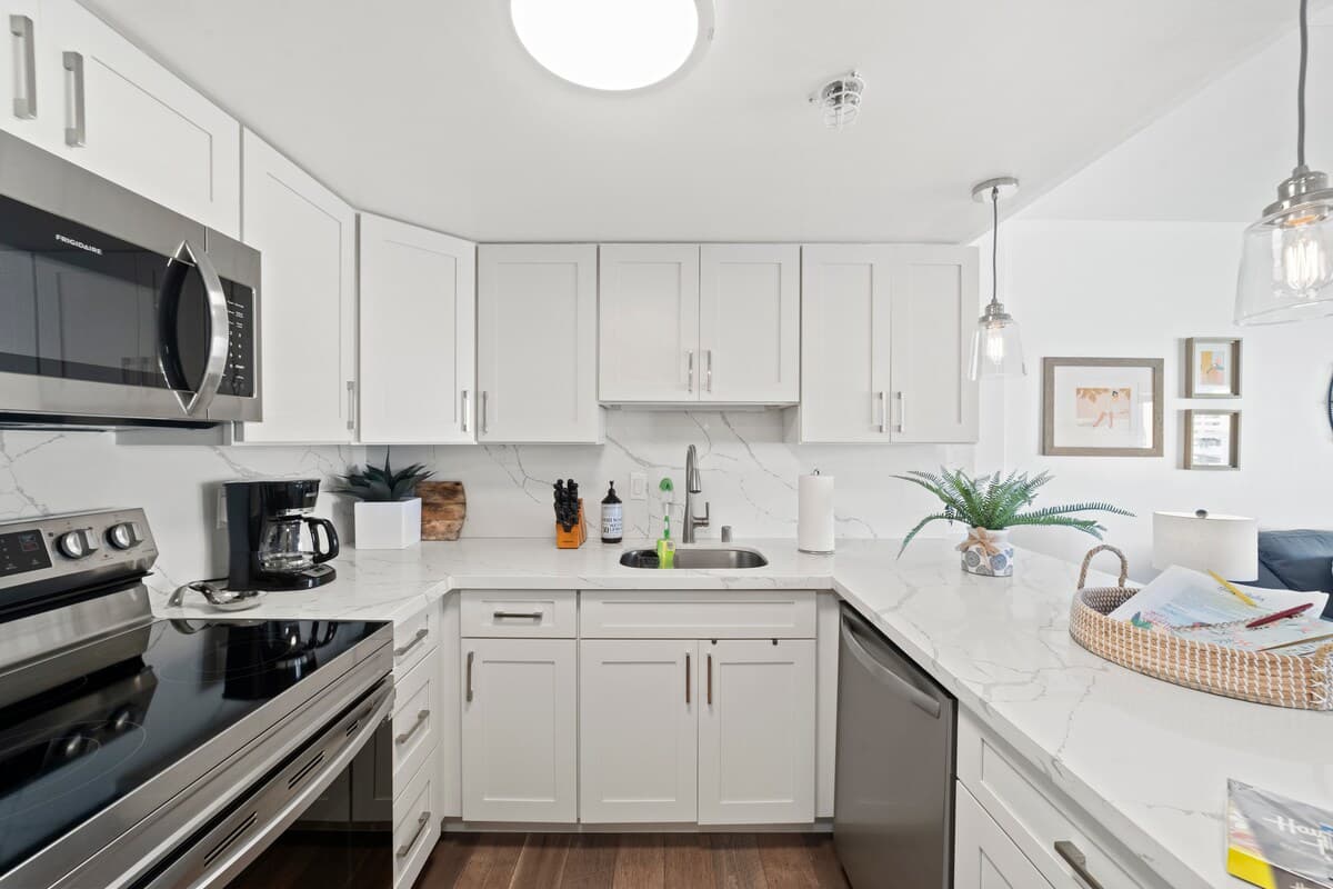 Condo in Honolulu · ★4.9 · 1 bedroom · 2 beds · 1 private bath - Photo 4