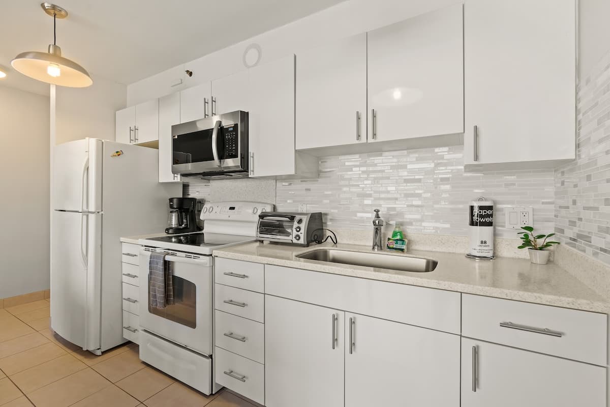 Condo in Honolulu · ★4.56 · 1 bedroom · 3 beds · 1 private bath - Photo 2