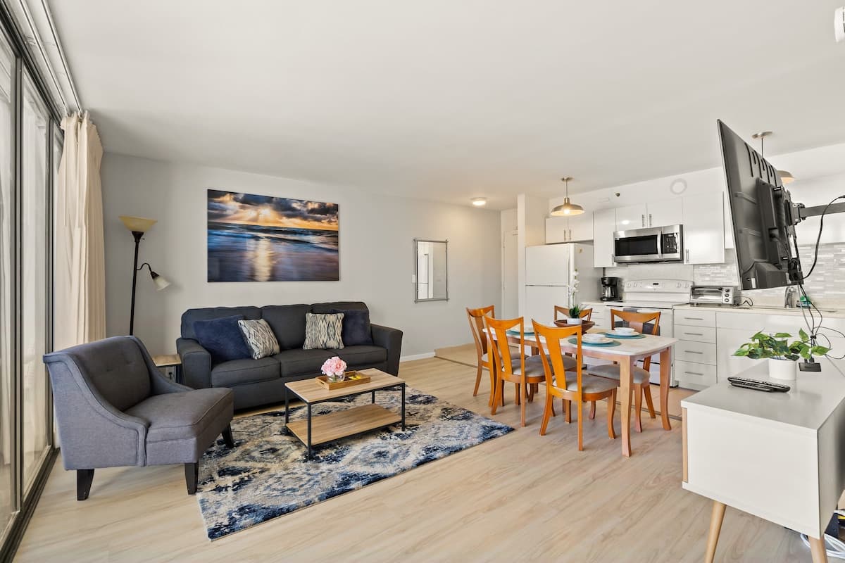 Condo in Honolulu · ★4.56 · 1 bedroom · 3 beds · 1 private bath - Photo 1