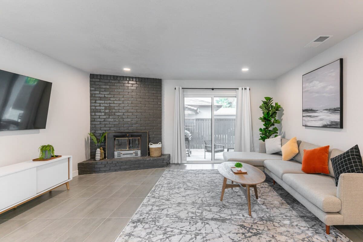 Freshly Renovated Corner Home with Natural Light - Photo 3