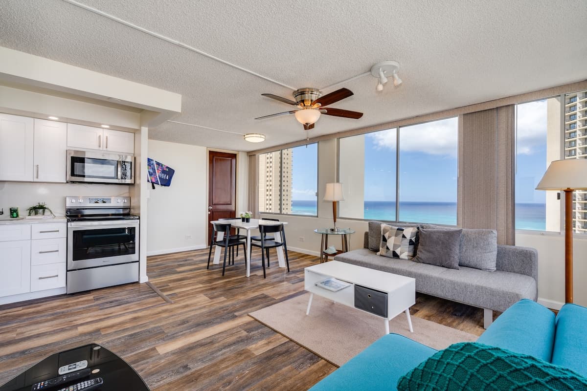 Condo in Honolulu · ★4.66 · 1 bedroom · 2 beds · 1 private bath - Photo 2