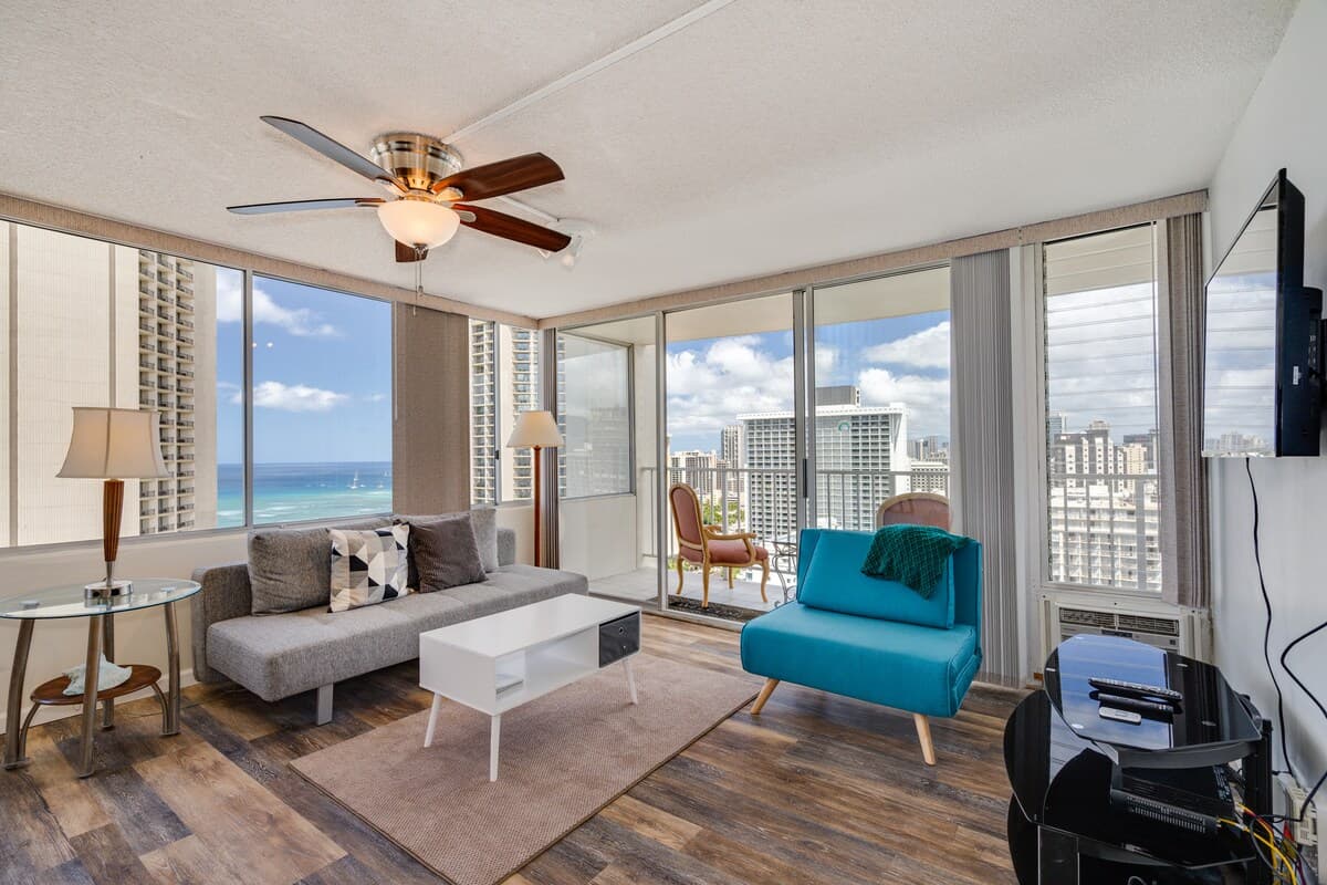 Condo in Honolulu · ★4.66 · 1 bedroom · 2 beds · 1 private bath - Photo 4