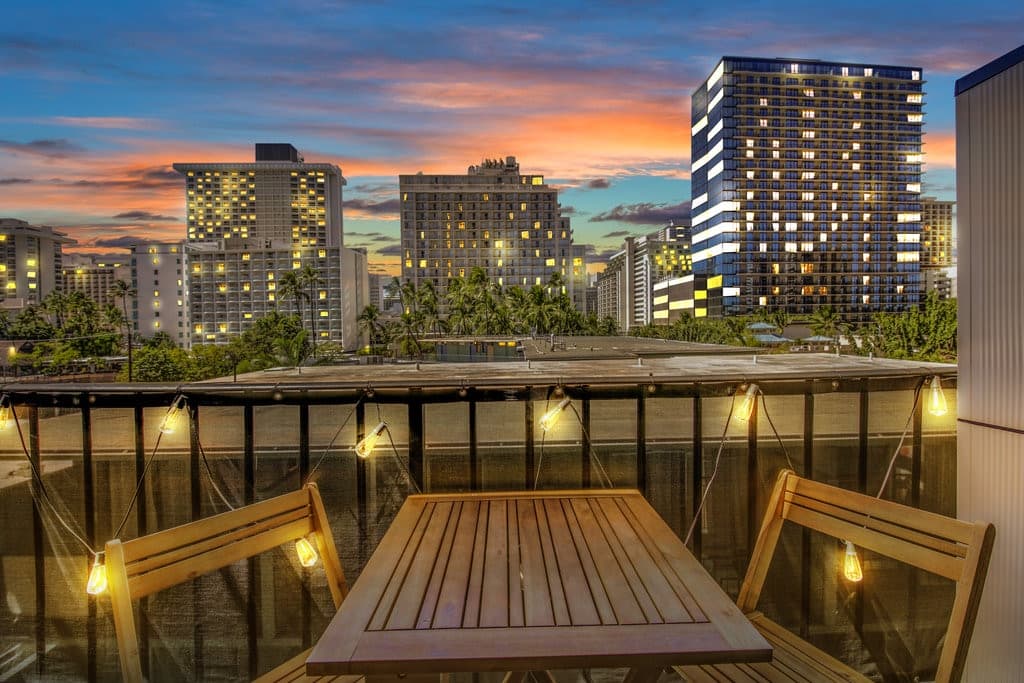 Condo in Honolulu · ★4.91 · 1 bedroom · 2 beds · 1 shared bath - Photo 2