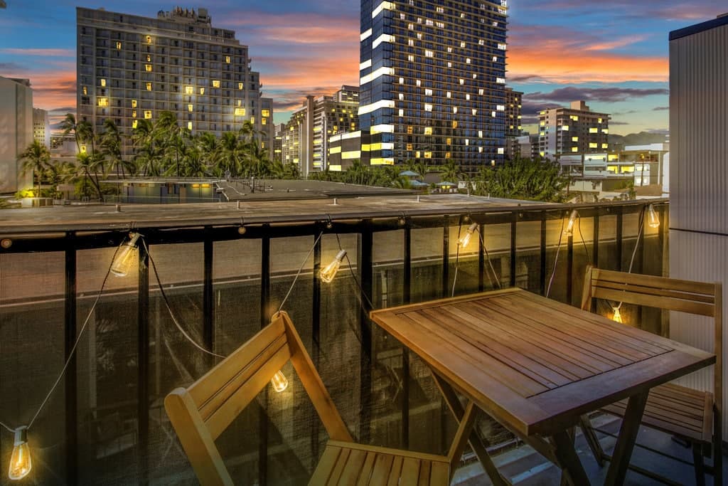 Condo in Honolulu · ★4.91 · 1 bedroom · 2 beds · 1 shared bath - Photo 5