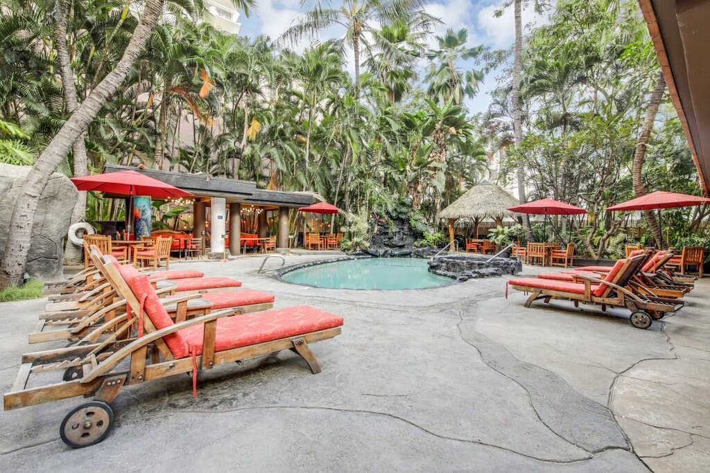 Condo in Honolulu · ★4.91 · 1 bedroom · 2 beds · 1 shared bath - Photo 4