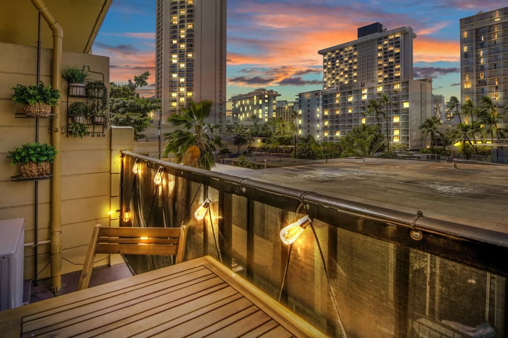 Condo in Honolulu · ★4.91 · 1 bedroom · 2 beds · 1 shared bath - Photo 3