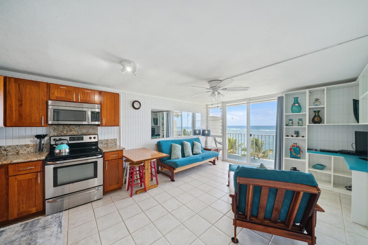Condo in Hauula · ★4.69 · 1 bedroom · 4 beds · 1 shared bath - Photo 5