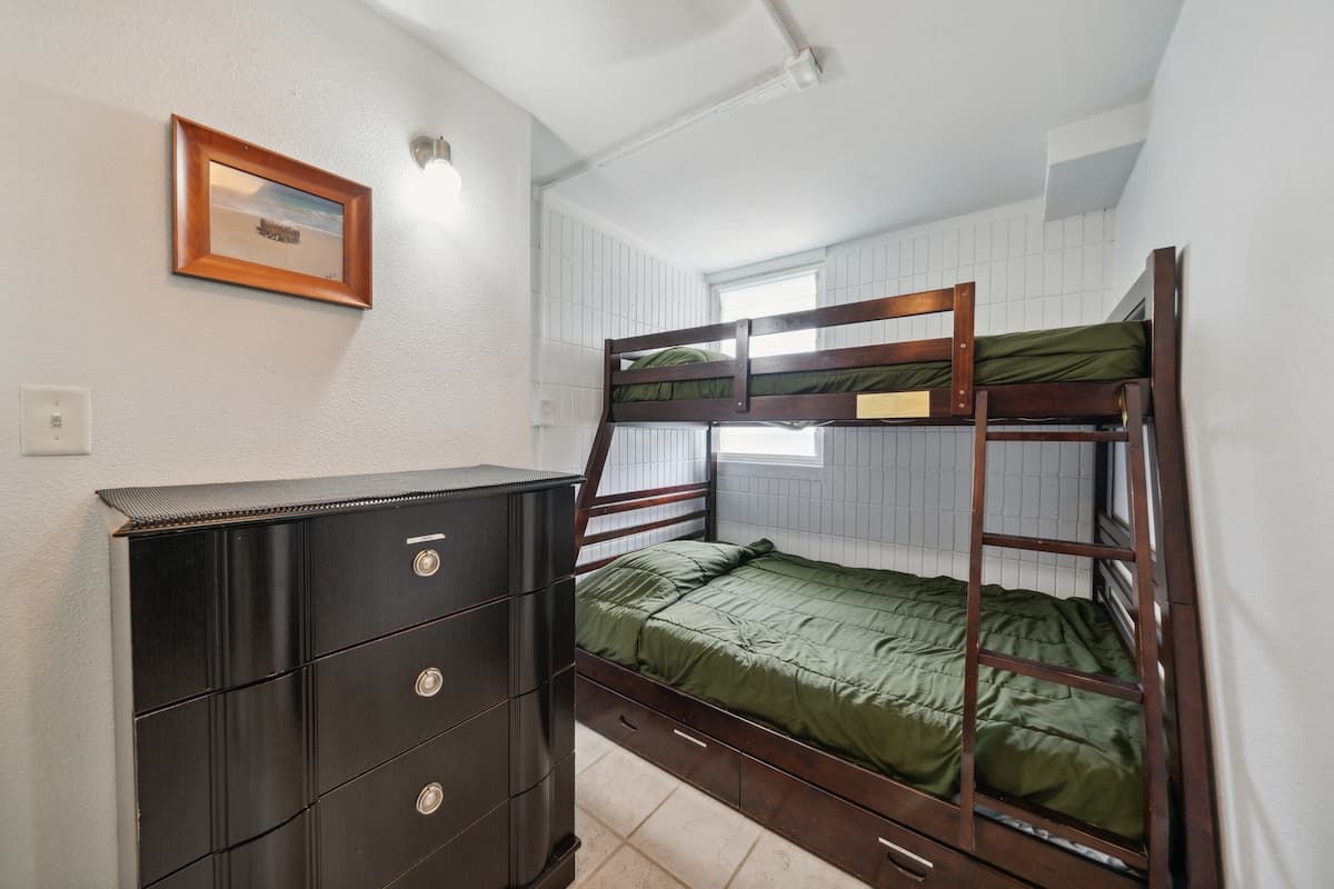 Condo in Hauula · ★4.69 · 1 bedroom · 4 beds · 1 shared bath - Photo 1
