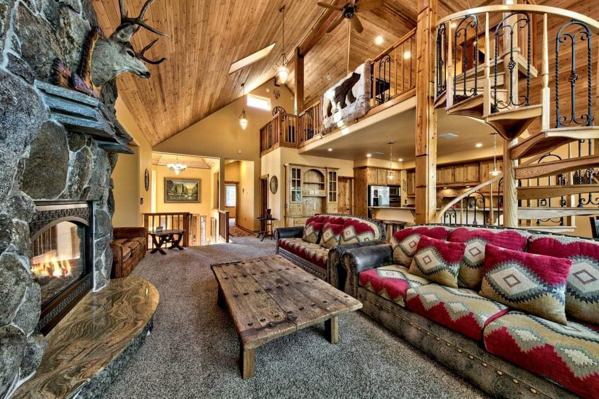 Paradise Lodge Hot Tub, Pool Table, EV Charger - Photo 1