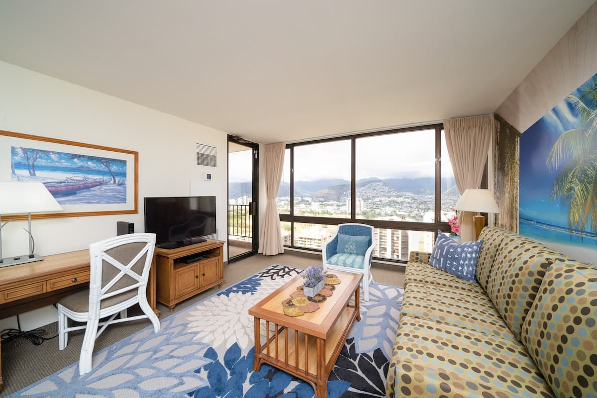 Condo in Honolulu · ★4.92 · 1 bedroom · 3 beds · 1 private bath - Photo 4