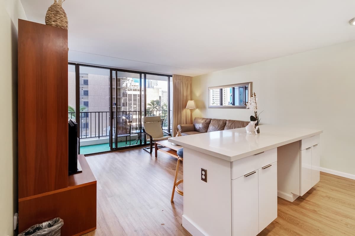 Condo in Honolulu · ★4.91 · 1 bedroom · 3 beds · 1 private bath - Photo 3