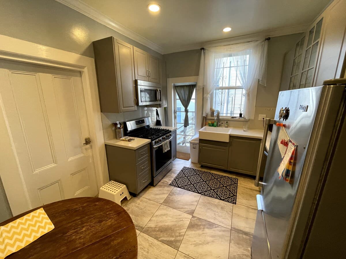 Centrally located 2 bedrooms in 3 bedroom flat - Photo 5