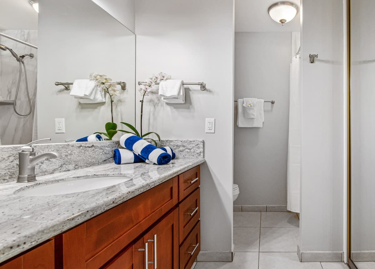 Condo in Lahaina · ★4.99 · Studio · 2 beds · 1 bath - Photo 5