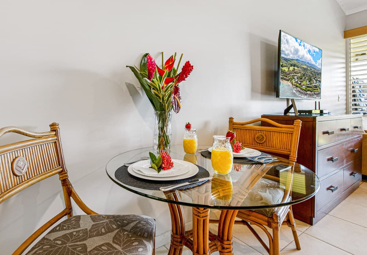 Condo in Lahaina · ★4.99 · Studio · 2 beds · 1 bath - Photo 3