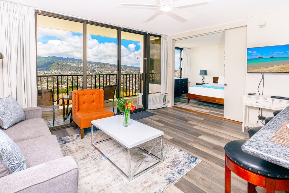 Condo in Honolulu · ★4.88 · 1 bedroom · 2 beds · 1 private bath - Photo 2