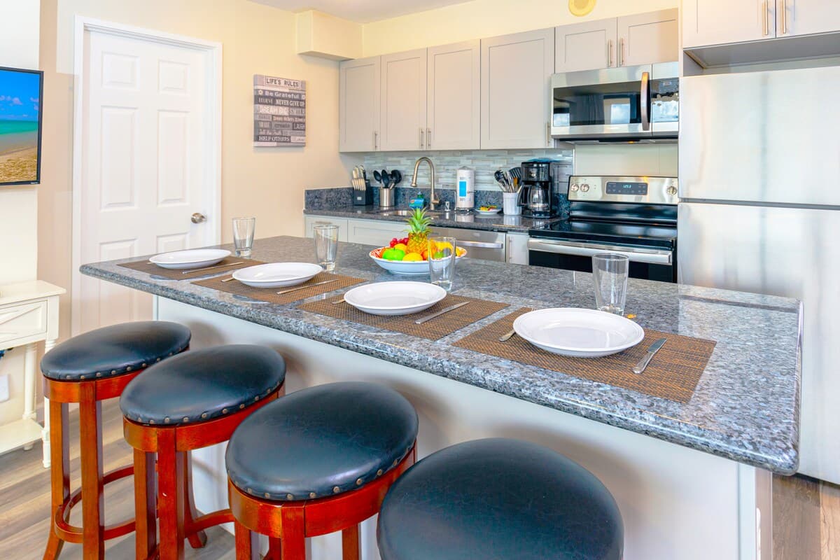 Condo in Honolulu · ★4.88 · 1 bedroom · 2 beds · 1 private bath - Photo 4