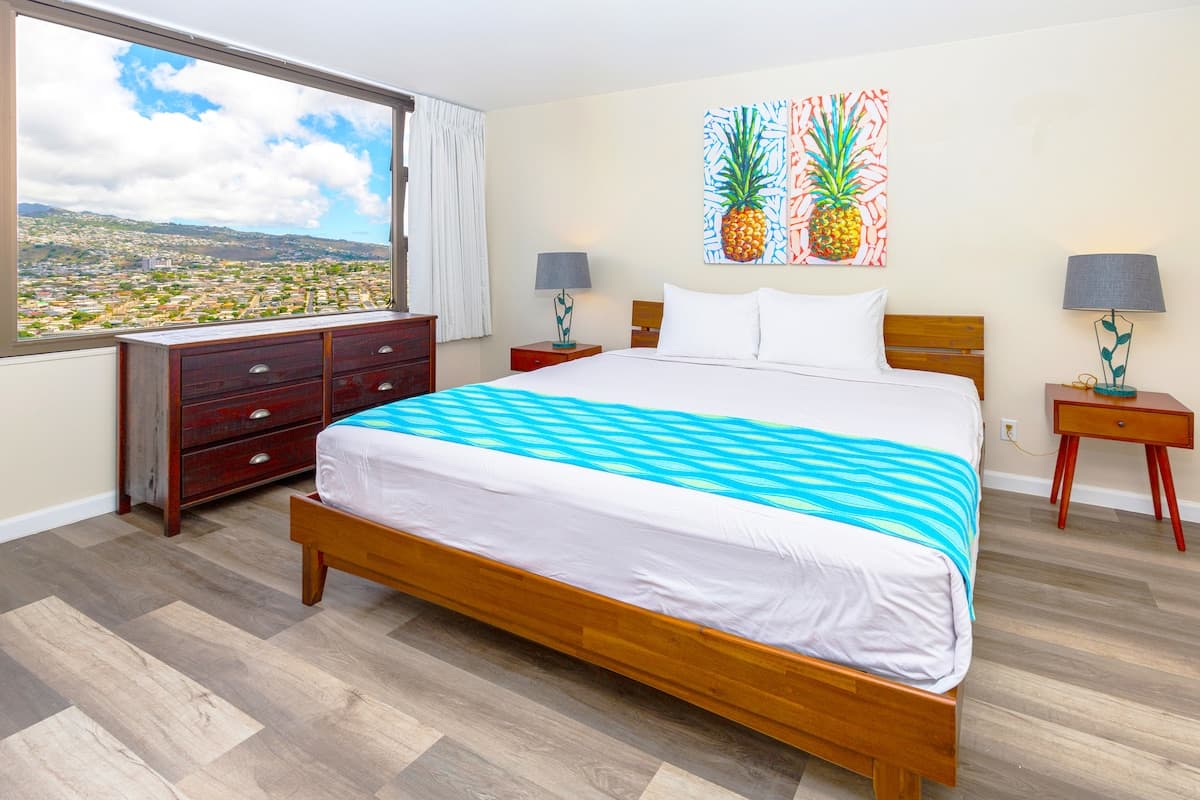 Condo in Honolulu · ★4.88 · 1 bedroom · 2 beds · 1 private bath - Photo 5