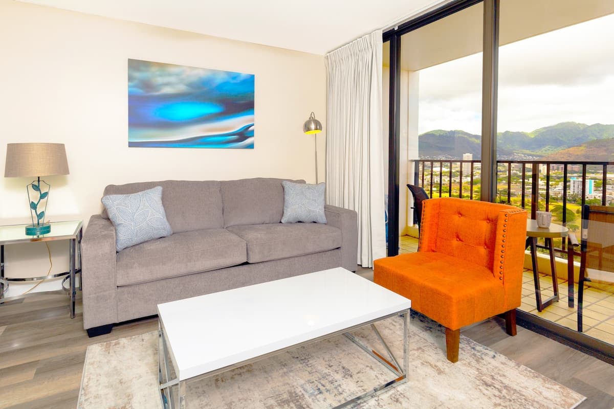 Condo in Honolulu · ★4.88 · 1 bedroom · 2 beds · 1 private bath - Photo 3