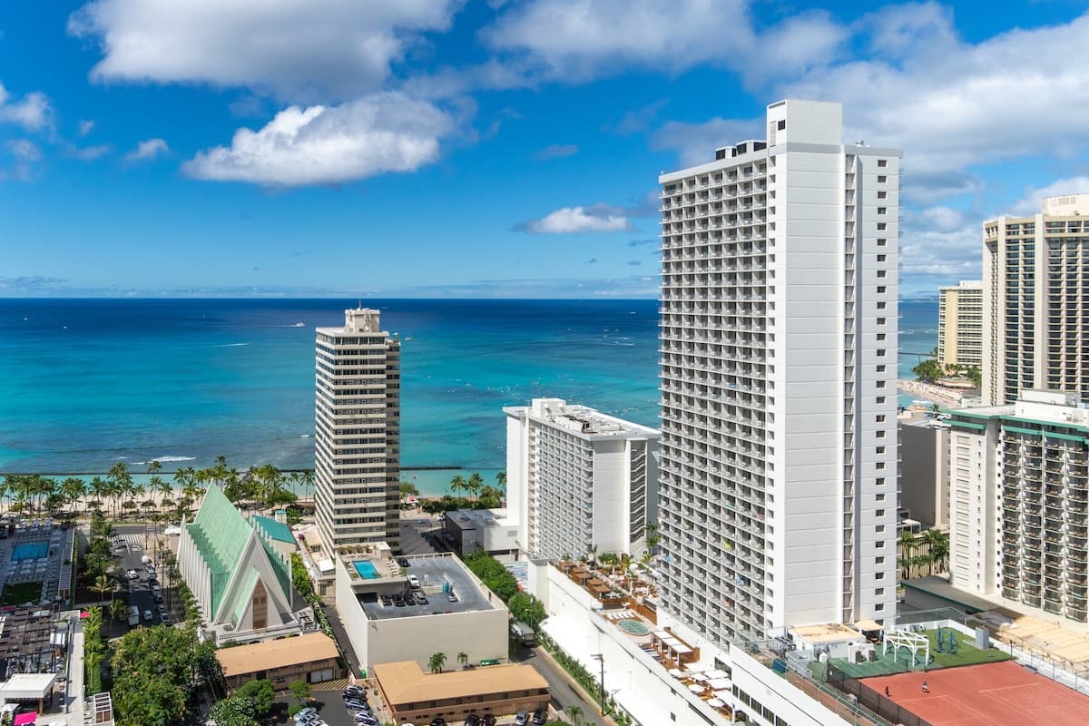 Condo in Honolulu · ★4.7 · 1 bedroom · 2 beds · 1 private bath - Photo 2
