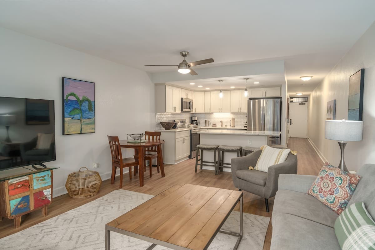 Condo in Kihei · ★4.85 · 1 bedroom · 1 bed · 2 private baths - Photo 4