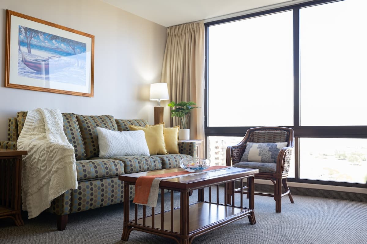 Condo in Honolulu · ★4.87 · 1 bedroom · 2 beds · 1 private bath - Photo 1