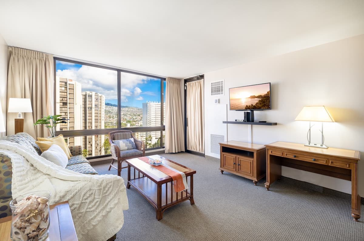 Condo in Honolulu · ★4.87 · 1 bedroom · 2 beds · 1 private bath - Photo 3
