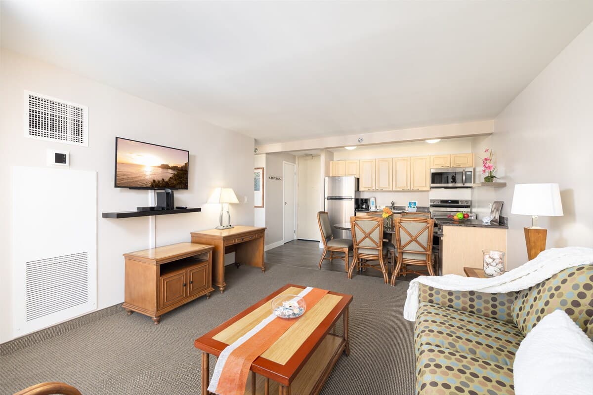 Condo in Honolulu · ★4.87 · 1 bedroom · 2 beds · 1 private bath - Photo 4