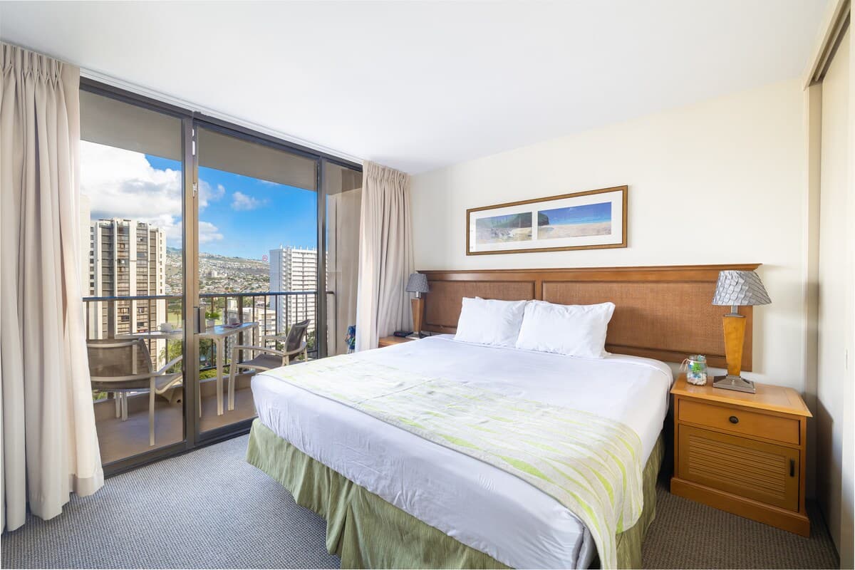 Condo in Honolulu · ★4.87 · 1 bedroom · 2 beds · 1 private bath - Photo 2