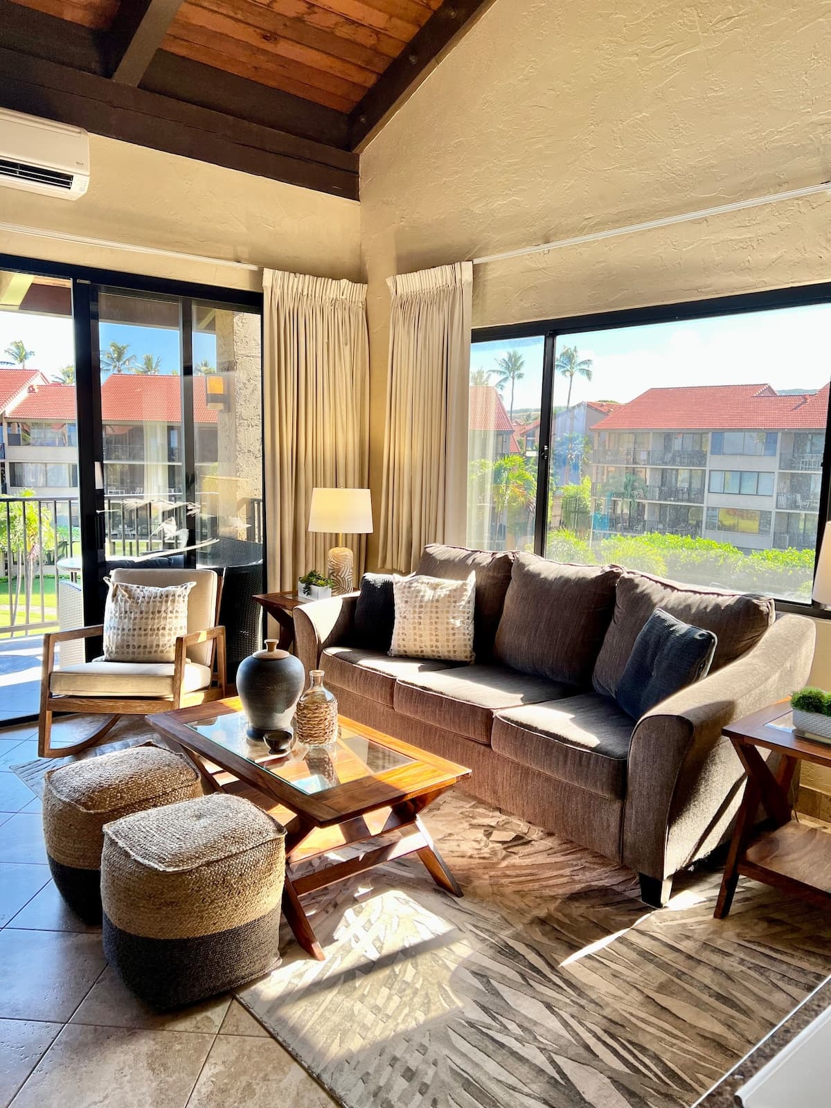 Condo in Lahaina · ★5.0 · 2 bedrooms · 4 beds · 2 shared baths - Photo 2