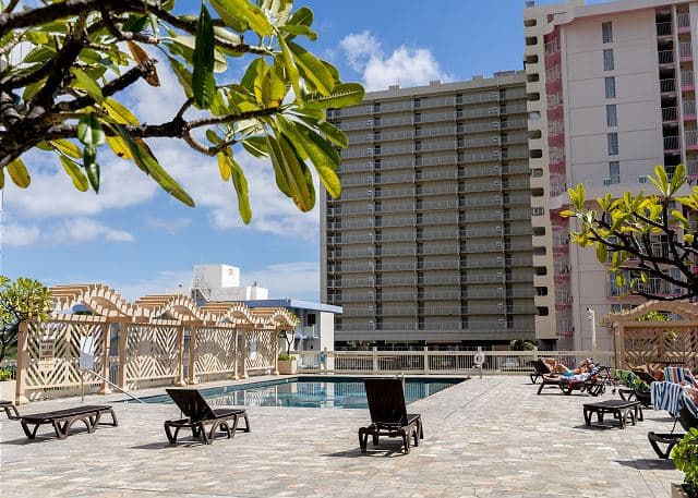 Condo in Honolulu · ★4.0 · 1 bedroom · 2 beds · 1 private bath - Photo 5