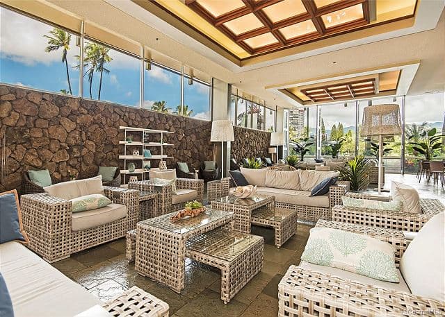 Condo in Honolulu · ★4.0 · 1 bedroom · 2 beds · 1 private bath - Photo 4