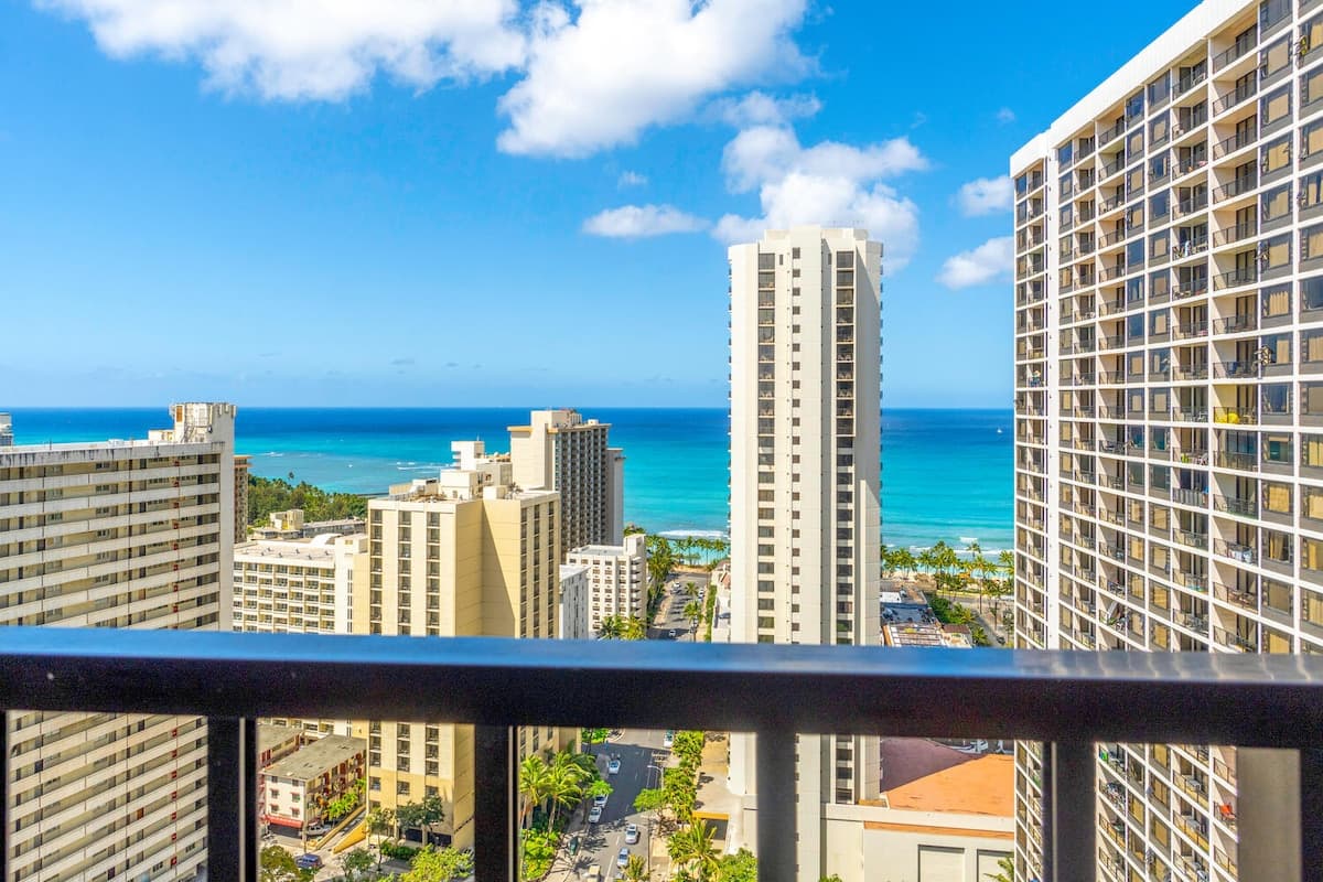 Condo in Honolulu · ★4.95 · 1 bedroom · 4 beds · 1 private bath - Photo 2