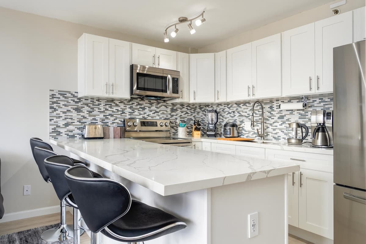 Condo in Honolulu · ★4.95 · 1 bedroom · 4 beds · 1 private bath - Photo 4
