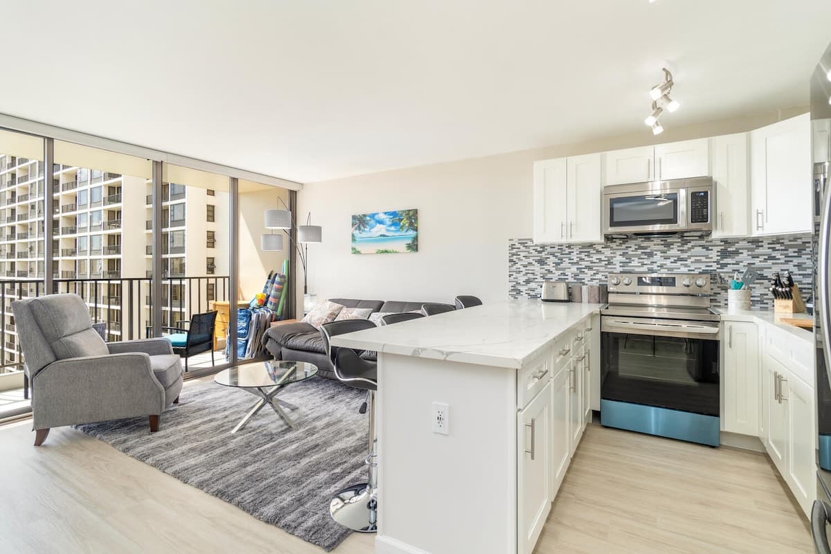 Condo in Honolulu · ★4.95 · 1 bedroom · 4 beds · 1 private bath - Photo 5