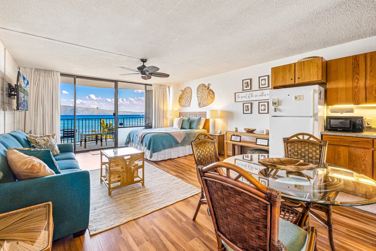 Condo in Lahaina · ★4.87 · Studio · 2 beds · 1 private bath - Photo 2