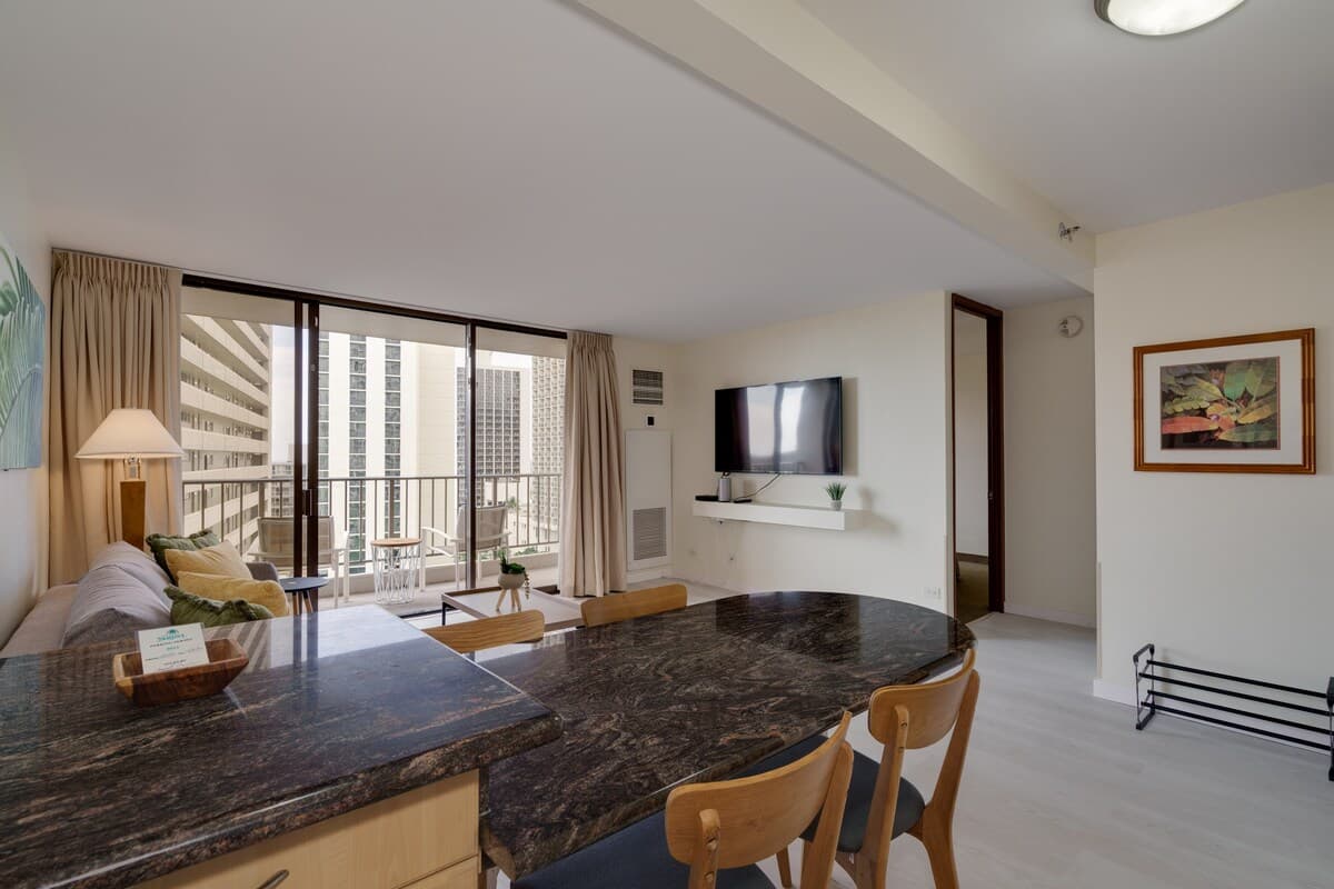 Condo in Honolulu · ★4.68 · 1 bedroom · 2 beds · 1 private bath - Photo 5